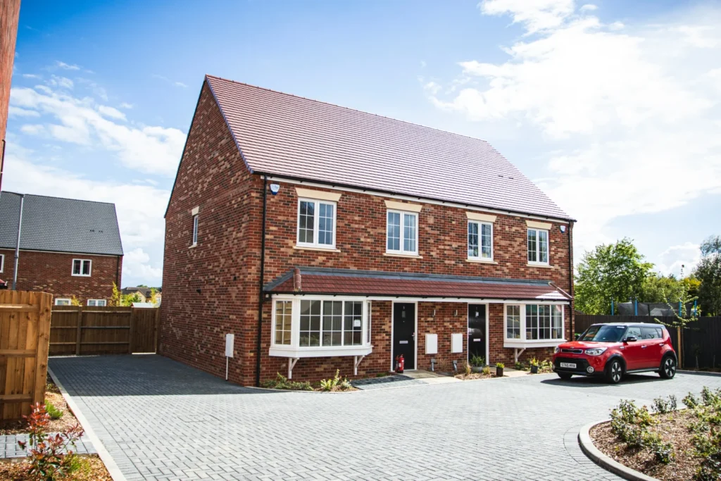 Brown brick house under a blue sky, a typical UK home with a fixed rate mortgage