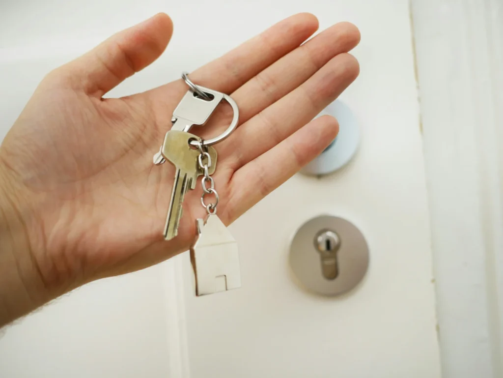 Hand holding house keys, representing staying in your home when you switch mortgage deal with the same lender